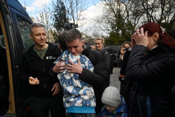 Zeci de copii ucraineni au revenit din Rusia. Unii spun că au trăit cu șobolani și gândaci