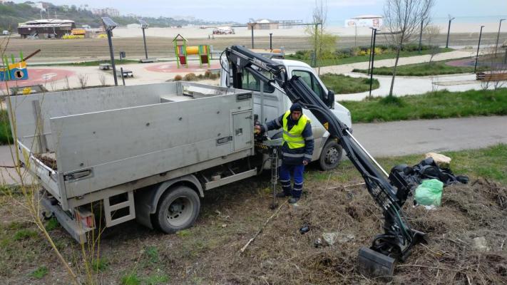 Continuă curățenia de primăvară în municipiul Constanța