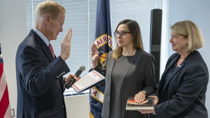 Prima femeie director la NASA a refuzat să jure cu mâna pe Biblie 