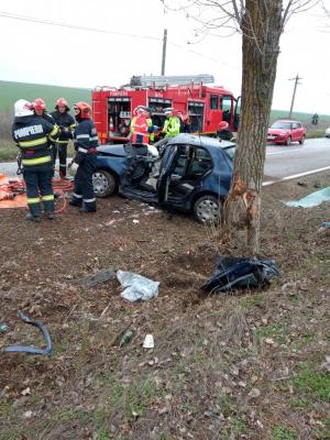 Un mort și doi răniți, după ce maşina în care se aflau s-a izbit de un copac. Video