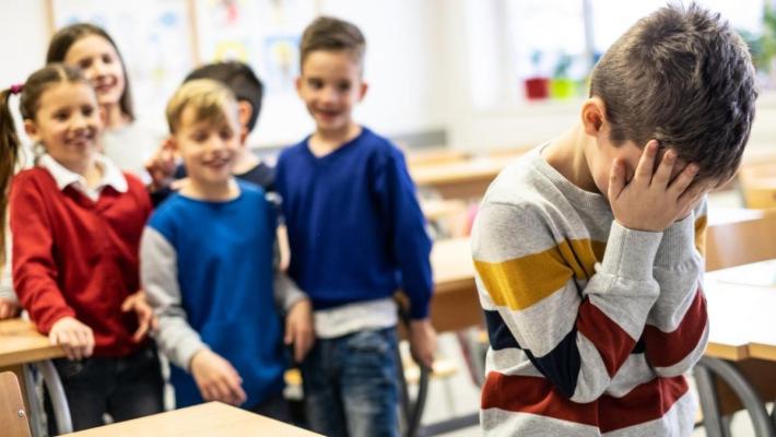 Elev de 12 ani, bătut și umilit de colege