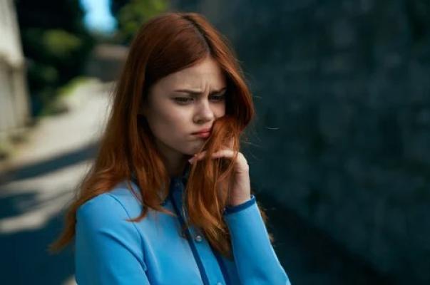 Nu vezi pe nimeni, dar simți o prezență. Cum explică specialiștii senzația