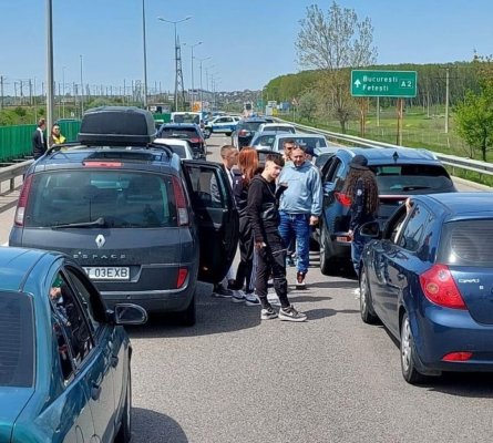 Șoferii au coborât din mașini, după ce s-a format un blocaj în trafic înaintea punctului de taxare de la Fetești