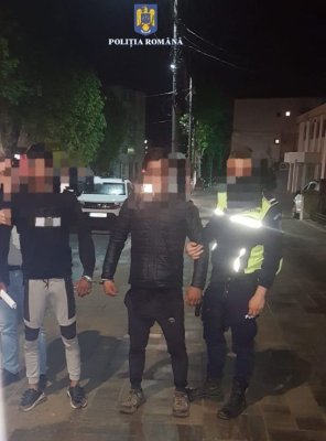 Reținuți pentru furt calificat după ce au spart o locuință