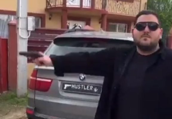 Influencer cu milioane de vizualizări în online, cercetat de polițiști după ce a tras cu pistolul. Video