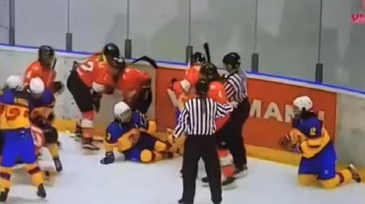 Bătaie ca-n filme la meciul de hochei feminin dintre România și Bulgaria. Video