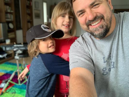 Horia Brenciu s-a întors în țară fără familie! Soția și copiii artistului au rămas blocați în Kuala Lumpur
