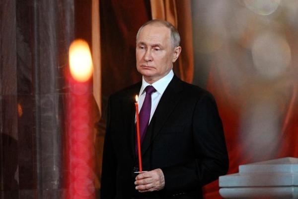 Putin a participat la slujba de Înviere în timp ce trupele lui bombardau Ucraina