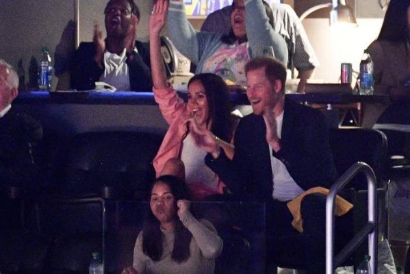 Meghan Markle și Prințul Harry, surprinși la meciul celor de la Lakers