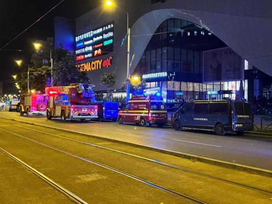 Alertă cu bombă la Mega Mall București: sute de oameni au fost evacuaţi. Video