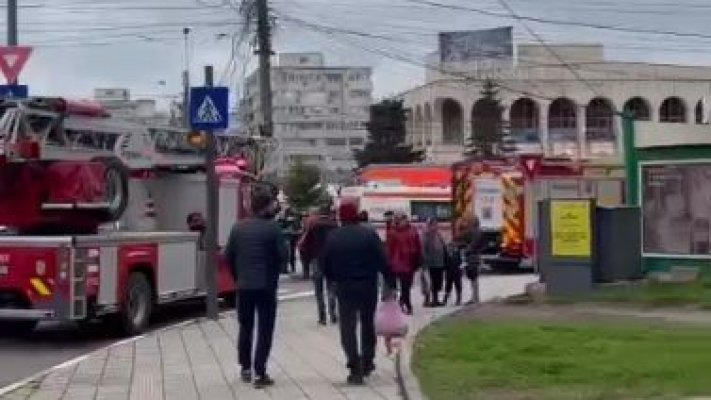Panică la Casa de Cultură! Intervin pompierii. Video