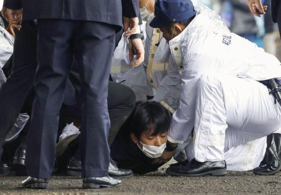 Premierul japonez a fost evacuat după o explozie în timpul unui discurs