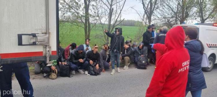 Poliţia ungară a descoperit 17 migranţi înghesuiţi într-un tir