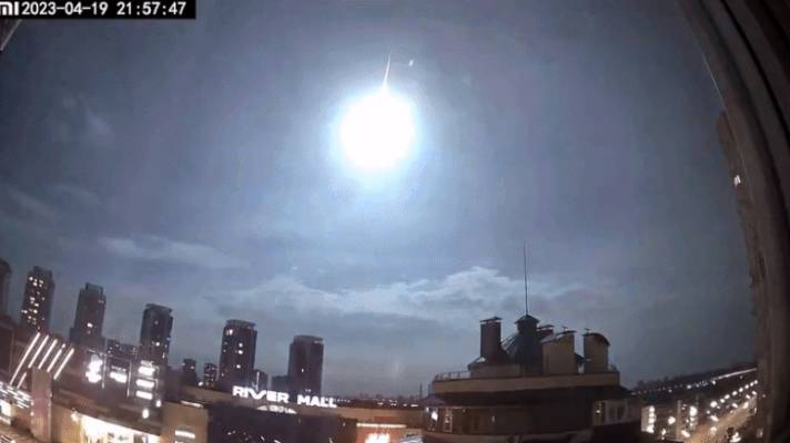 O lumină misterioasă pe cer a declanșat alarma aeriană în capitala Ucrainei. Video
