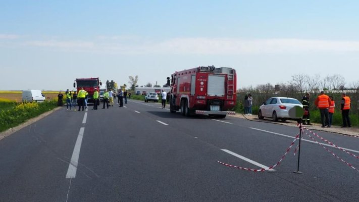 Coliziune între un microbuz și un autoturism, pe DN 6