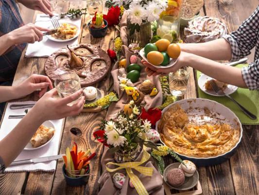 Alertă! Alimentele de pe masa de Paşte pot conţine până la 163 de E-uri