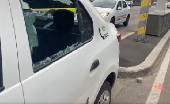 Un bărbat a atacat cu piatră cubică polițiștii de la Pasajul Unirii: a făcut praf mașina de Poliție! Video