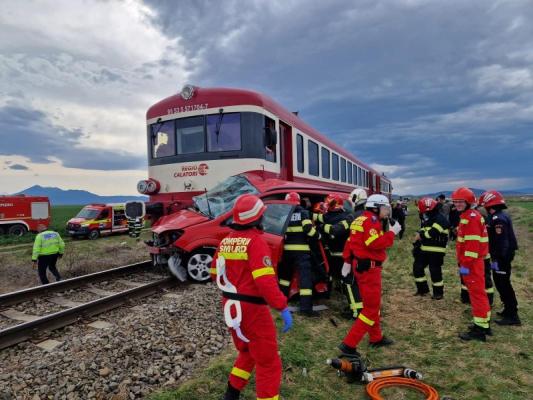 Două persoane, rănite grav, după ce mașina în care se aflau a fost lovită de tren