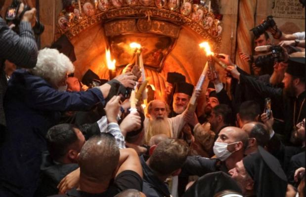 Lumina sfântă s-a aprins la Ierusalim și a fost împărțită creștinilor ortodocși! Video