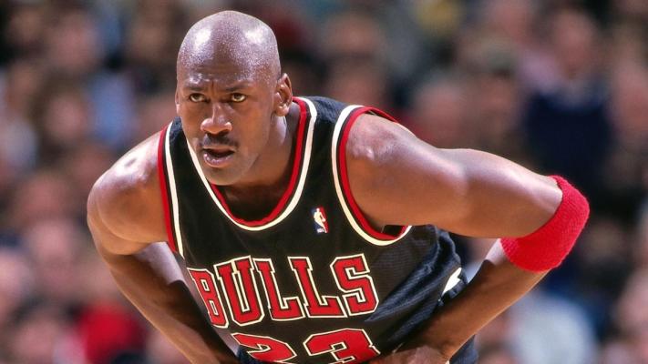 Încălțămintea purtată de Michael Jordan în partida dintre Chicago Bulls și Utah Jazz, în 1998, vândută cu o sumă record