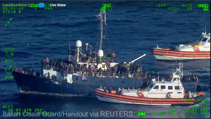 Italia: Gărzile de Coastă, mobilizate pentru a salva mii de migranţi