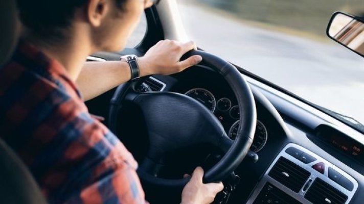 Minor de 13 ani, prins la volanul unei mașini cu numere false, la Medgidia
