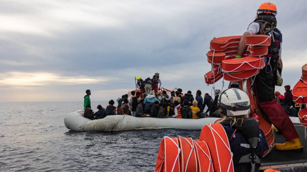 92 de migranti intr-o barca dezumflata au fost salvati in Marea Mediterana 