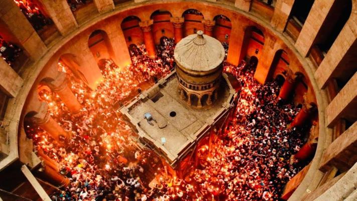 Lumina Sfântă se aprinde la Biserica Sfântului Mormânt din Ierusalim. Video 