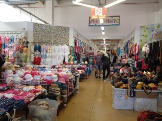 Afacerist din Constanța cumpăra haine din Dragonul Roșu și le vindea la preț ”de firmă”