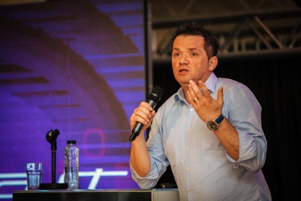 Cine este femeia pe care o iubește Cătălin Oprișan