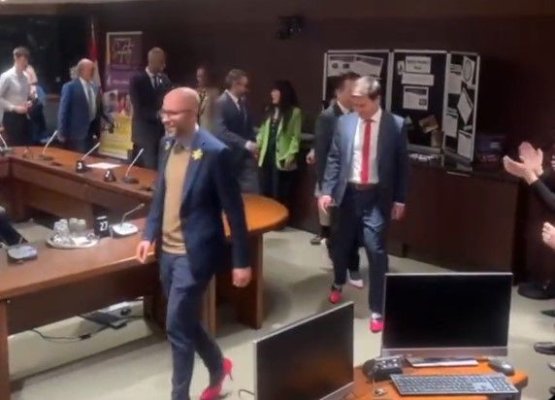 Parlamentarii canadieni s-au încălțat în pantofi roz cu toc, de femeie. Vezi de ce