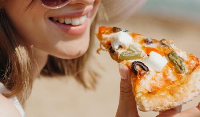 S-a lansat pizza cu greieri prăjiţi. Zeci de bucăţi vândute în doar două zile