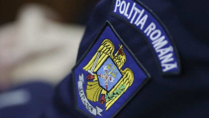 Doi bărbați urmăriți la nivel internațional, aduși în țară de polițiști