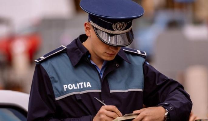 Un agent a fost lăsat fără cătușe, spray și baston