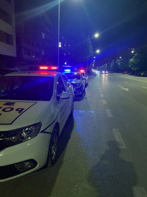 Doi polițiști au fost bătuți în stradă de niște petrecăreți. Unul și-a tăiat cătușele cu flexul 