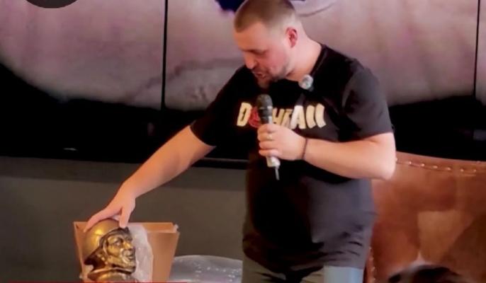 Vladlen Tatarsky, cu mâna pe bustul care l-a aruncat în aer după câteva secunde. Video