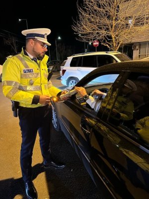 Drogat și fără permis, la plimbare cu mașina pe străzile din Corbu