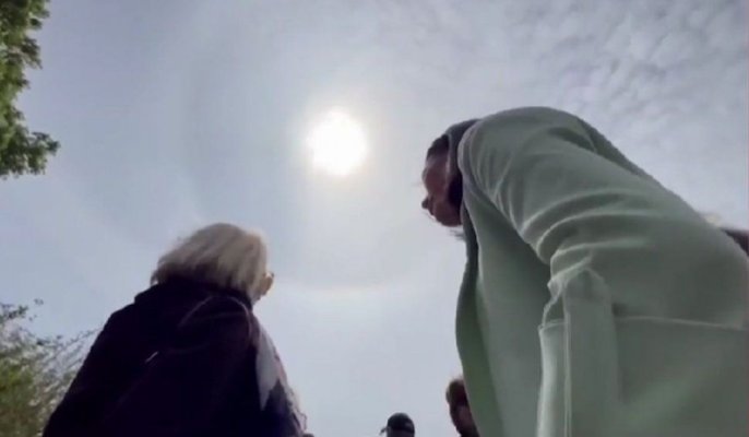 Un semn spectaculos a apărut pe cer în timpul vizitei Papei Francisc în Ungaria