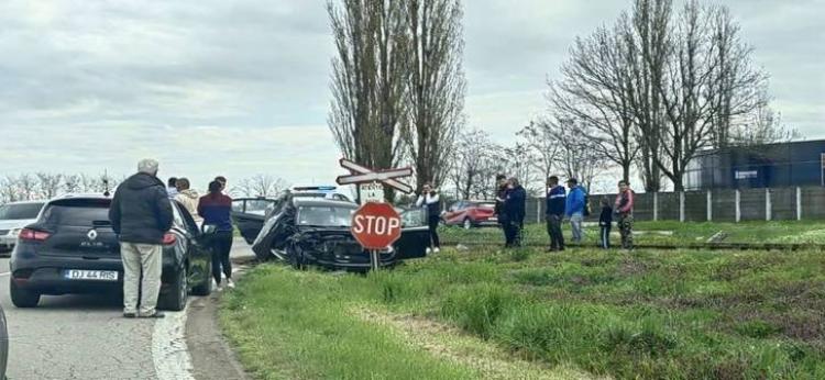 Maşină făcută zob, după ce o şoferiţă începătoare a intrat în faţa trenului