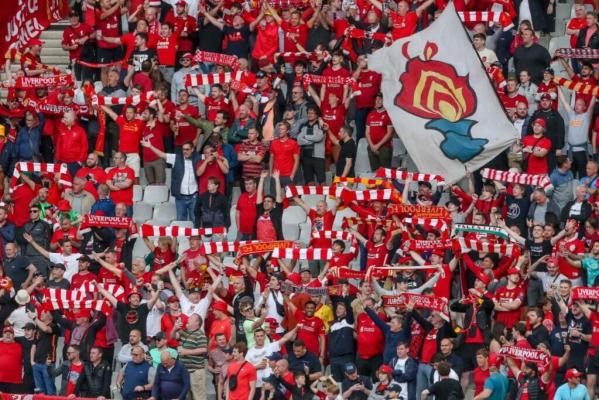 Aproape nouă sute de suporteri ai echipei Liverpool au dat în judecată UEFA