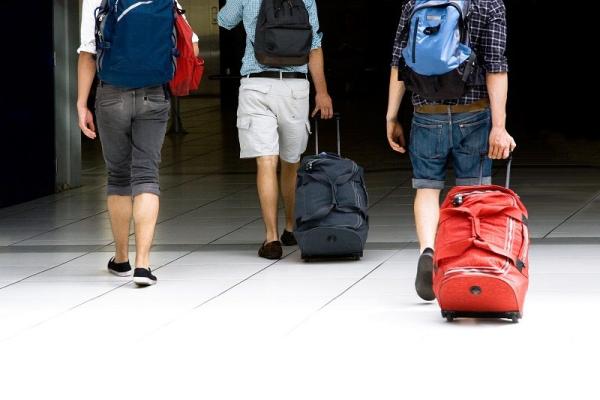 Tinerii din România care pot primi 330 de lei lunar, timp de doi ani