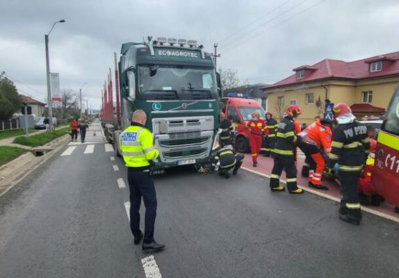 Un TIR a lovit doi copii pe trecerea de pietoni, unul dintre ei a decedat