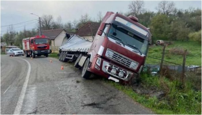 Un TIR plin cu bere s-a răsturnat pe șosea. Șoferul era beat