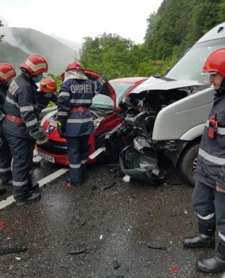 Accident între un microbuz de persoane și o mașină, la Comarnic
