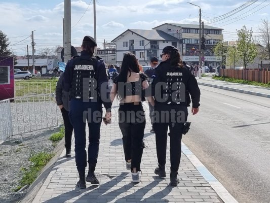 Tânără luată pe sus de jandarmi, la Costinești, după ce a băut până n-a mai știut de ea!