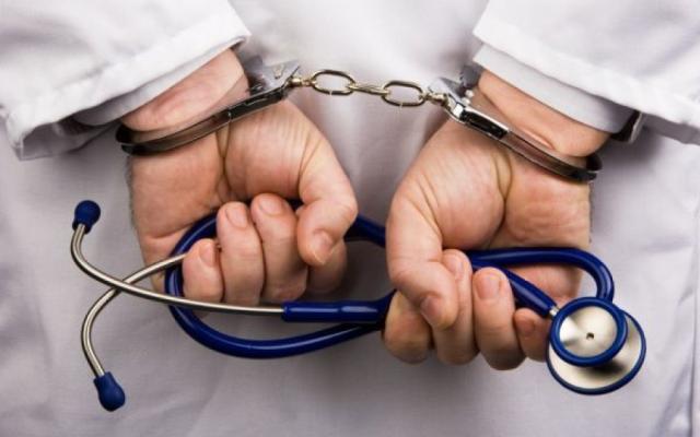 Medic reţinut pentru patru ucideri din culpă, în forma culpei medicale