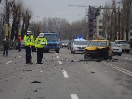 Carambol în zona Aqua Magic: Au fost implicate 3 mașini