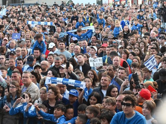 Campionii de la Farul, aclamați de mii de oameni, în Piața Ovidiu, colorată alb-albastru. Video