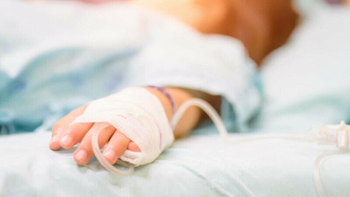 Un copil în stare gravă ar fi fost trimis acasă pentru că spitalul nu avea medic pediatru