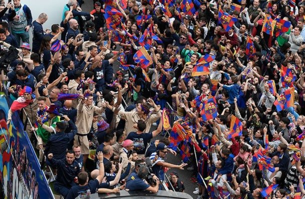 Fotbal: Barcelonezii au ieşit în stradă pentru a sărbători cele două titluri de campioni